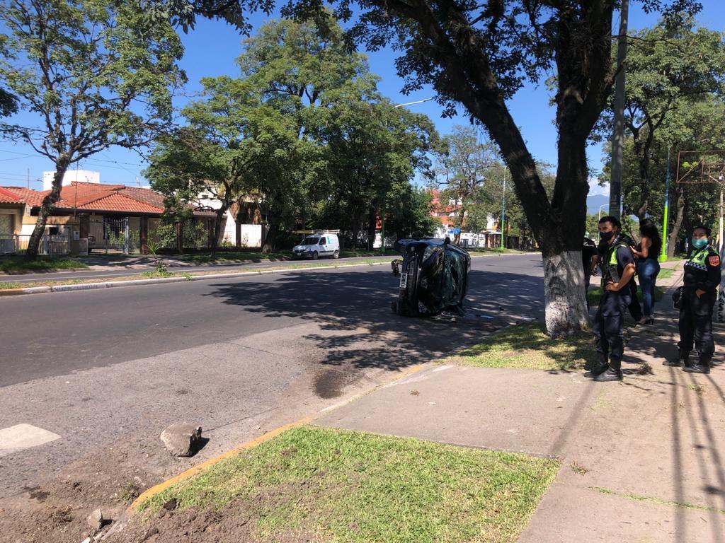 POLICÍAS REALIZAN UN PERITAJE EN EL LUGAR DEL ACCIDENTE. 