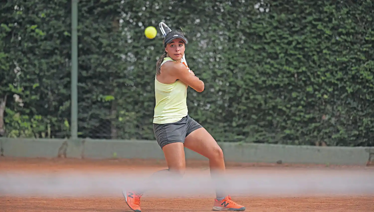 ACCIÓN. Zottoli busca darle de revés. 