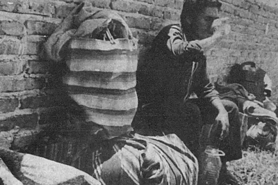 ABANDONO. Los trabajadores del vecino país eran alojados en patios de oficinas hasta que se definía qué se haría con ellos.