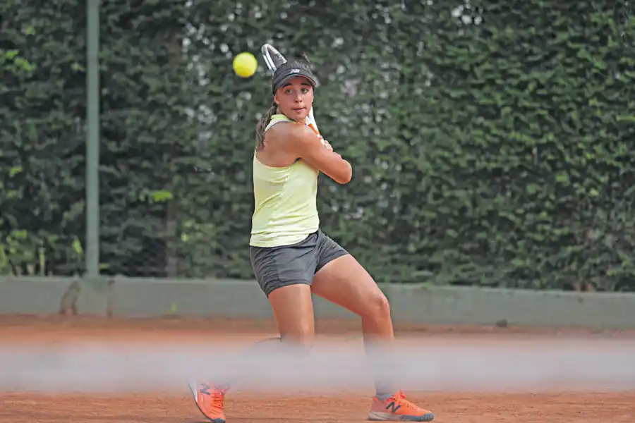 ACCIÓN. Zottoli busca darle de revés. 