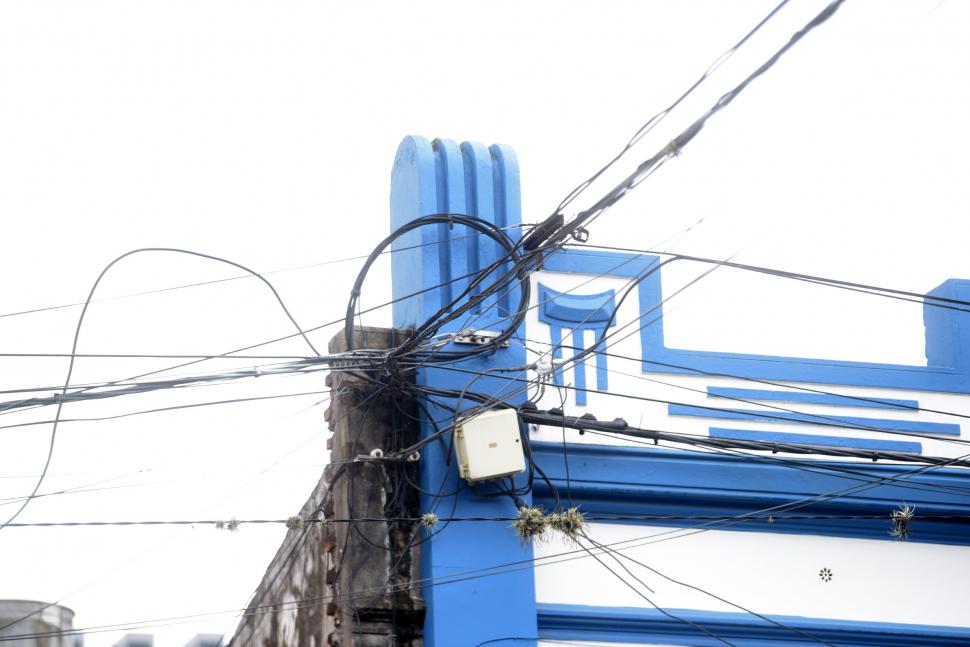 COMO SI FUERAN ENREDADERAS. Las terminaciones de a construcción y su pintura son gradualmente cubiertas por líneas de toda clase.