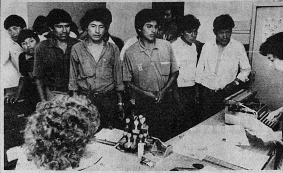 BAJO CONTROL. Al ser descubiertos, los trabajadores bolivianos eran entrevistados por personal sanitario. 