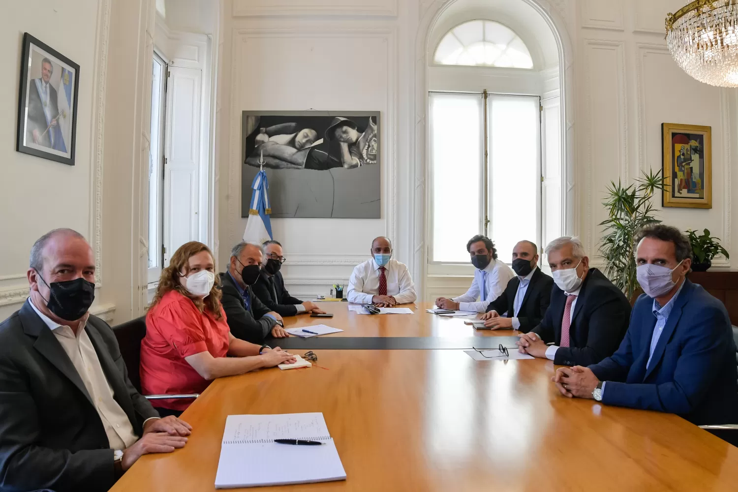 EN CASA ROSADA. Manzur, acompañado por su equipo, se reunió con ministros para ultimar detalles de cara a la gira presidencial. Foto: Twitter @JuanManzurOK