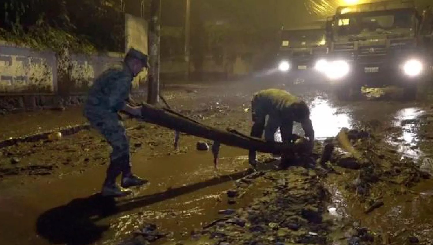 DESASTRE. Rescatistas buscaban a sobrevivientes entre restos de escombros y barros por las calles de La Gasca y La Comuna, en Quito.