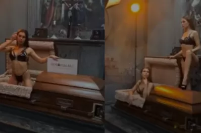 Una funeraria promociona sus servicios con un video con mujeres en ropa interior