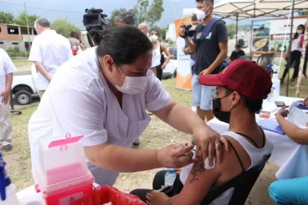 Reducen a cuatro meses el tiempo para la aplicación de la tercera dosis a chicos de 12 años en adelante