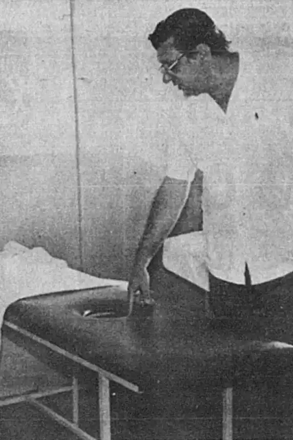 UN CLÁSICO DE LA ÉPOCA. Un médico muestra los detalles de una camilla para los coléricos.