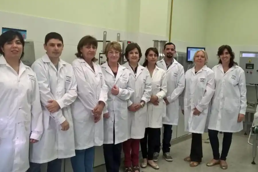  RESPONSABLES. En la foto, el equipo de Cerela que aisló e investigo la cepa. 