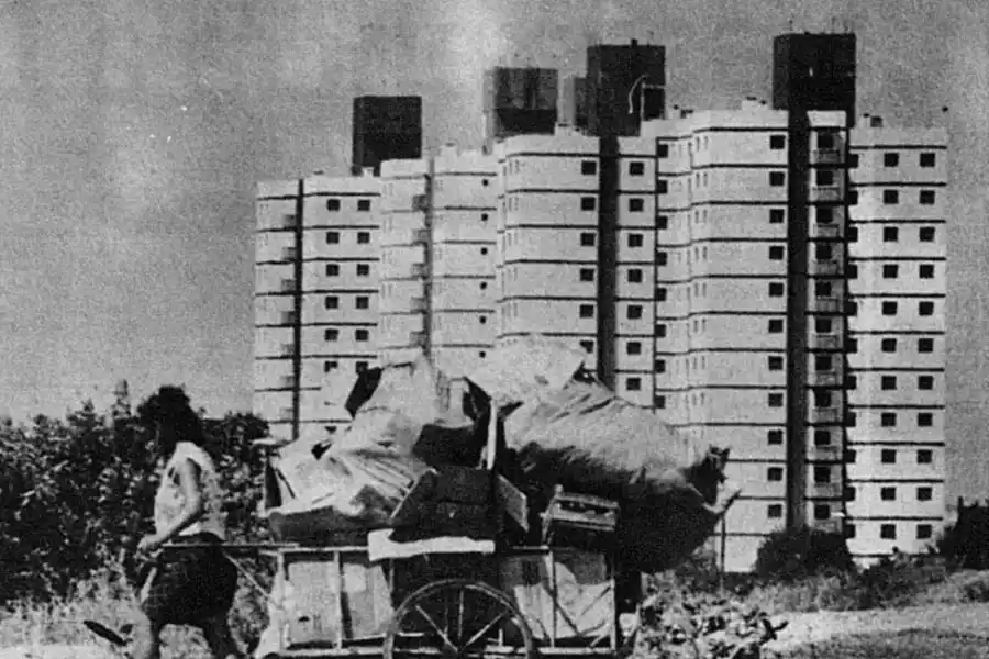 LAS DOS CARAS. Mientras se prohibían los juegos con agua, tucumanos seguían buscando cosas de la basura.