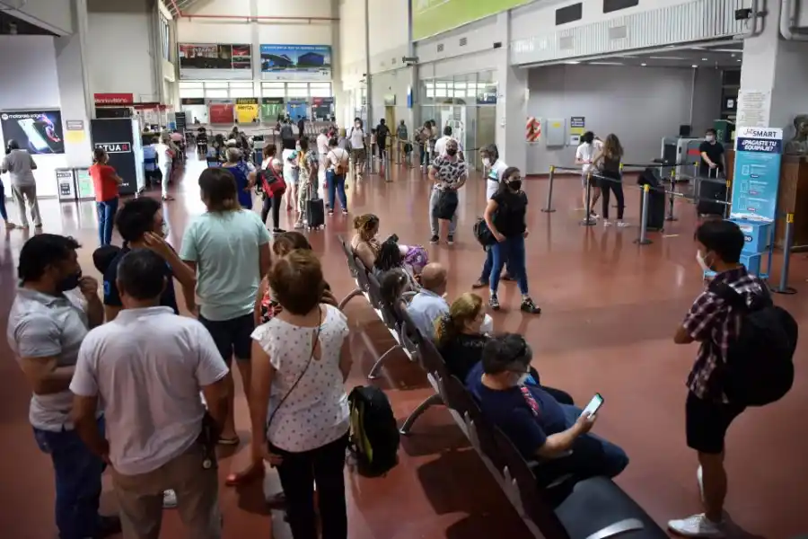 ESPERANDO A LOS QUE VUELVEN. El descanso terminó ayer para muchos veraneantes.  