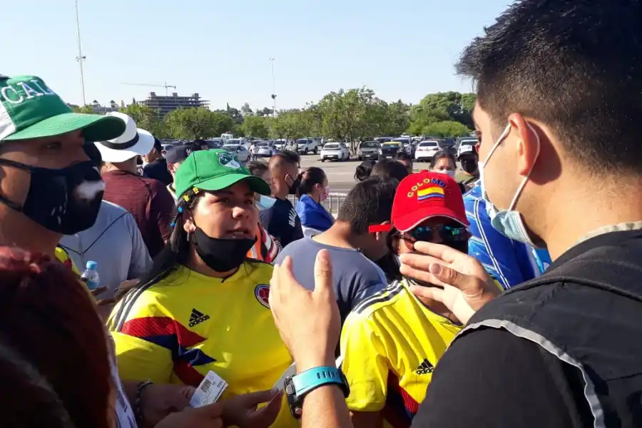 Desorganización y calor en la previa del duelo entre Argentina y Colombia