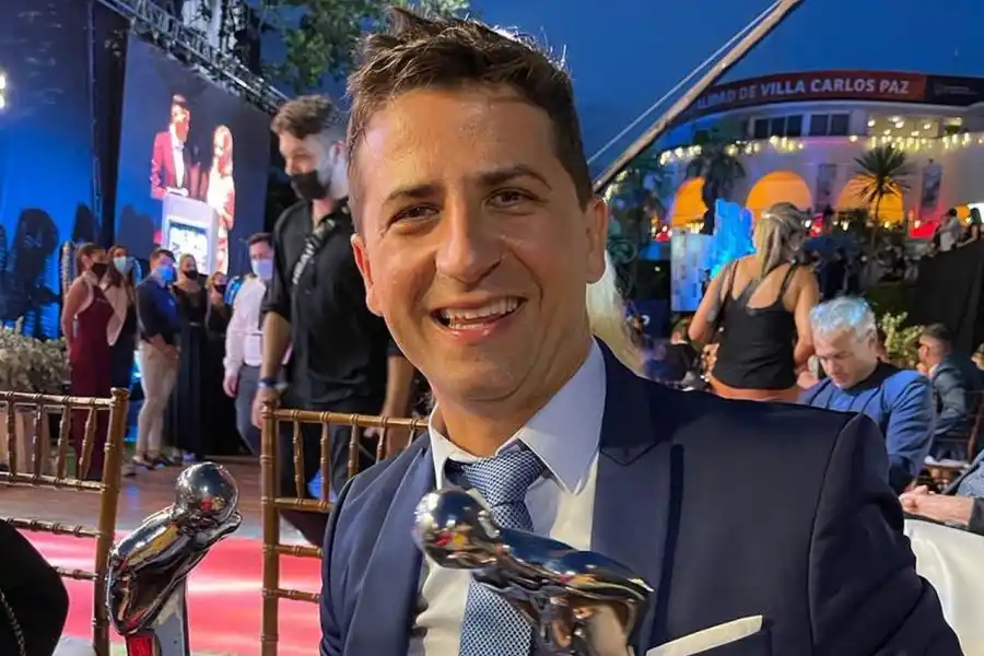 FELIZ. Miguel Martín celebra con los premios obtenidos en Carlos Paz. foto: Facebook 