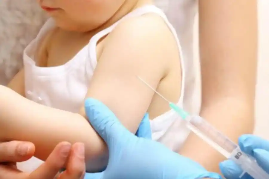 MÁS PEQUEÑOS. Actualmente, Pfizer intenta conseguir una vacuna para inmunizar a niños de 6 meses y hasta los cinco años. ARCHIVO LA GACETA