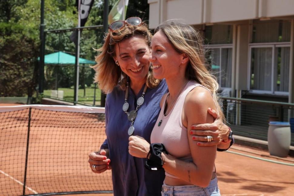VISITA DE LUJO. Gisela Dulko estuvo presente en el torneo, junto a Mercedes Paz. foto de Omar Rasjido 