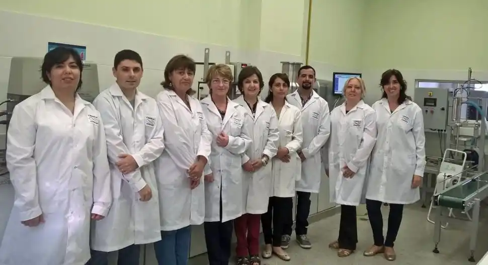 RESPONSABLES. En la foto, el equipo de Cerela que aisló e investigo la cepa. 