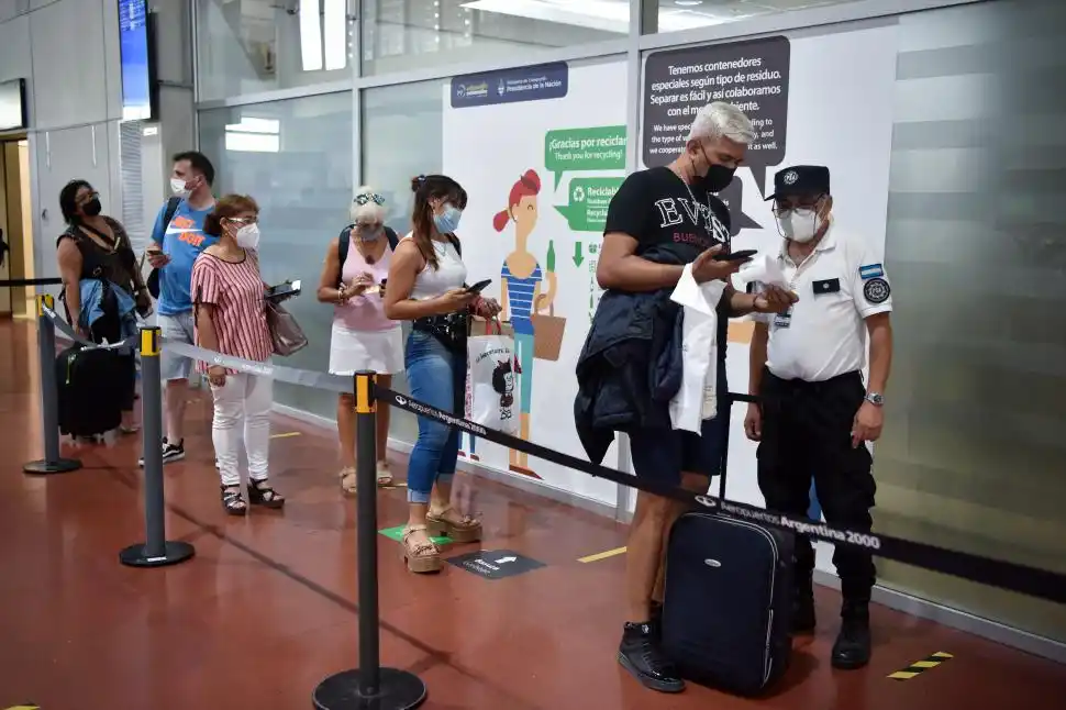 LA FILA DE LOS QUE SE VAN. Para muchos tucumanos comienza el descanso. Ayer partieron junto con turistas que se despidieron de la provincia.