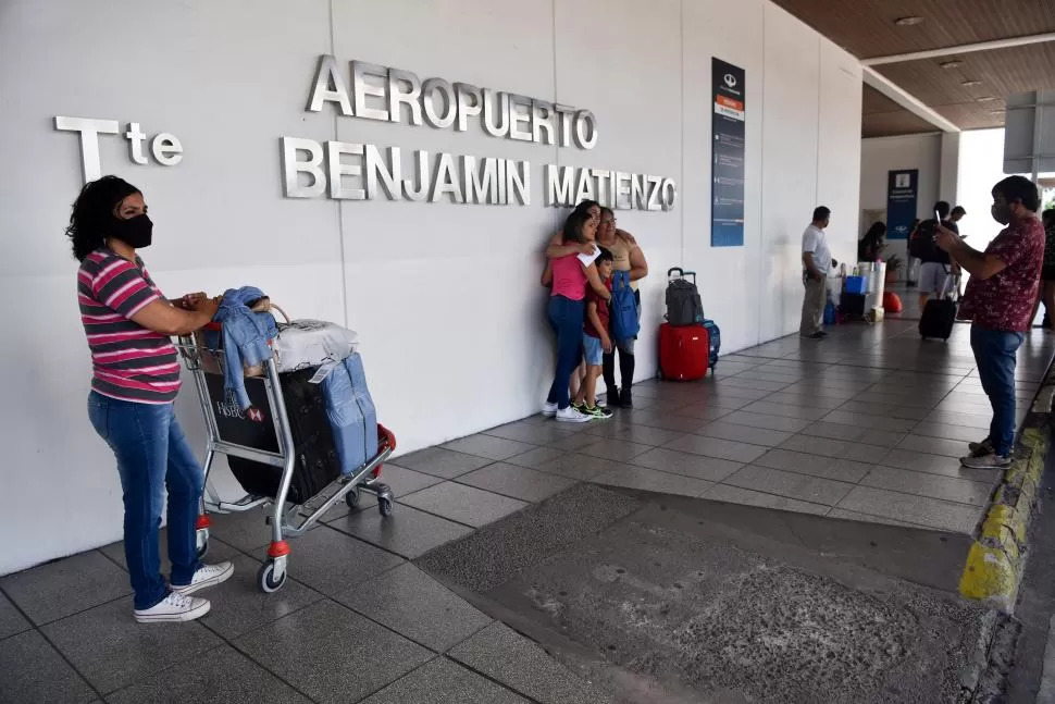 PUERTA DE ENTRADA Y DE SALIDA. El aeropuerto mostró ayer una febril actividad, propia del “recambio” entre enero y febrero. la gaceta / fotos de de inés quinteros orio