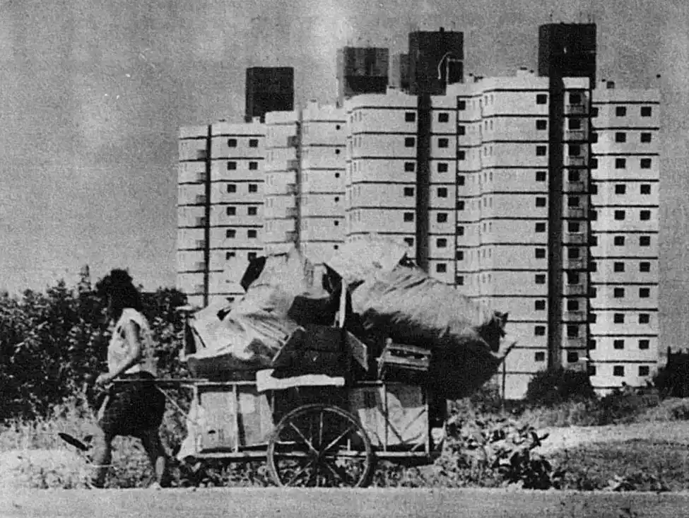 LAS DOS CARAS. Mientras se prohibían los juegos con agua, tucumanos seguían buscando cosas de la basura.
