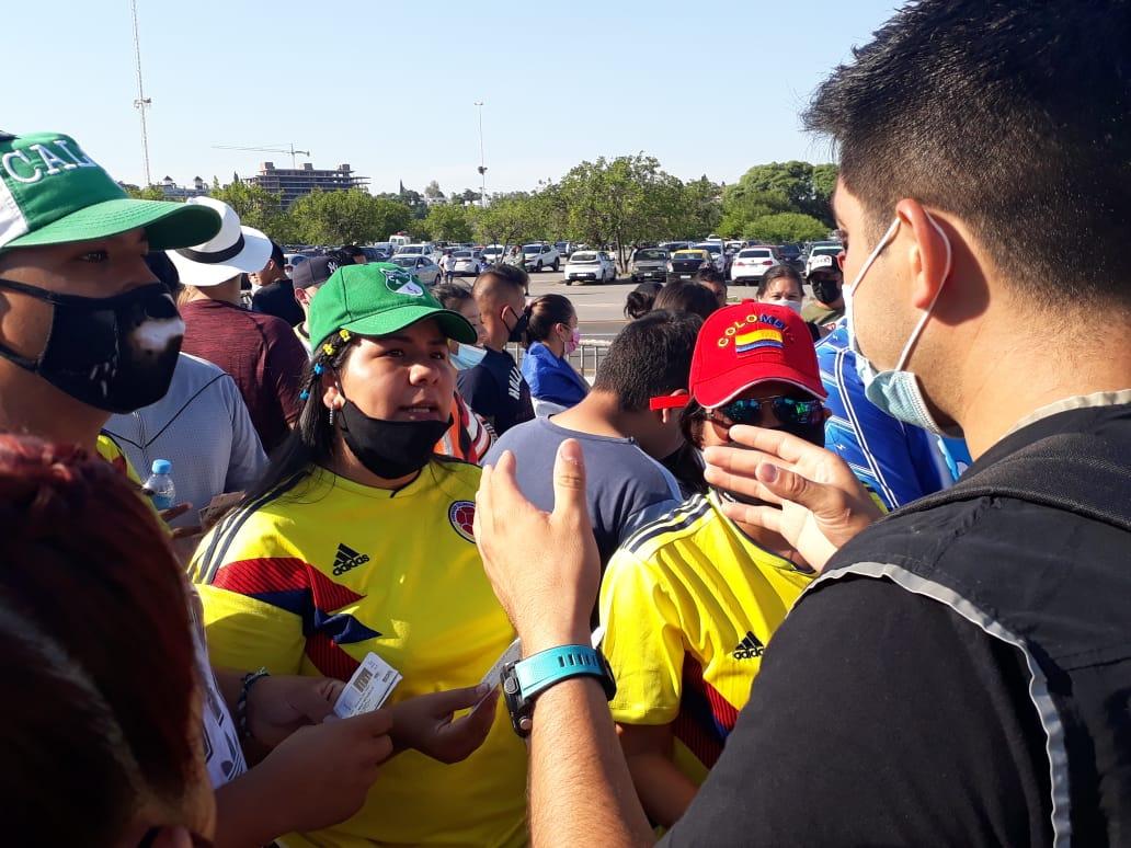 Desorganización y calor en la previa del duelo entre Argentina y Colombia