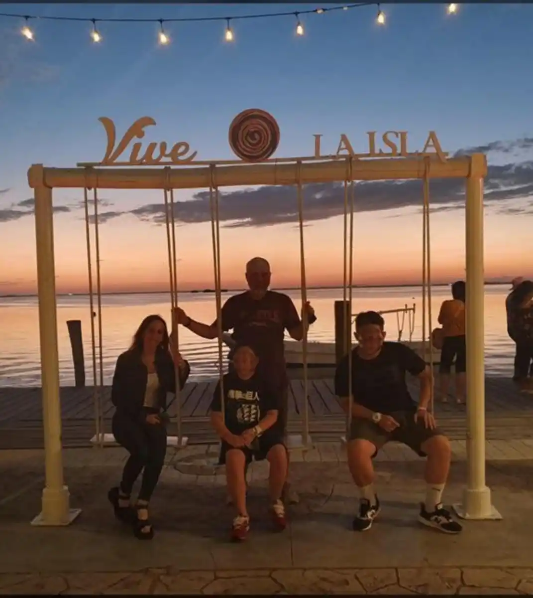 LA FOTO DE LA POLÉMICA. El funcionario de Desarrollo Social, Francisco Navarro, posa para la cámara junto al mar. 
