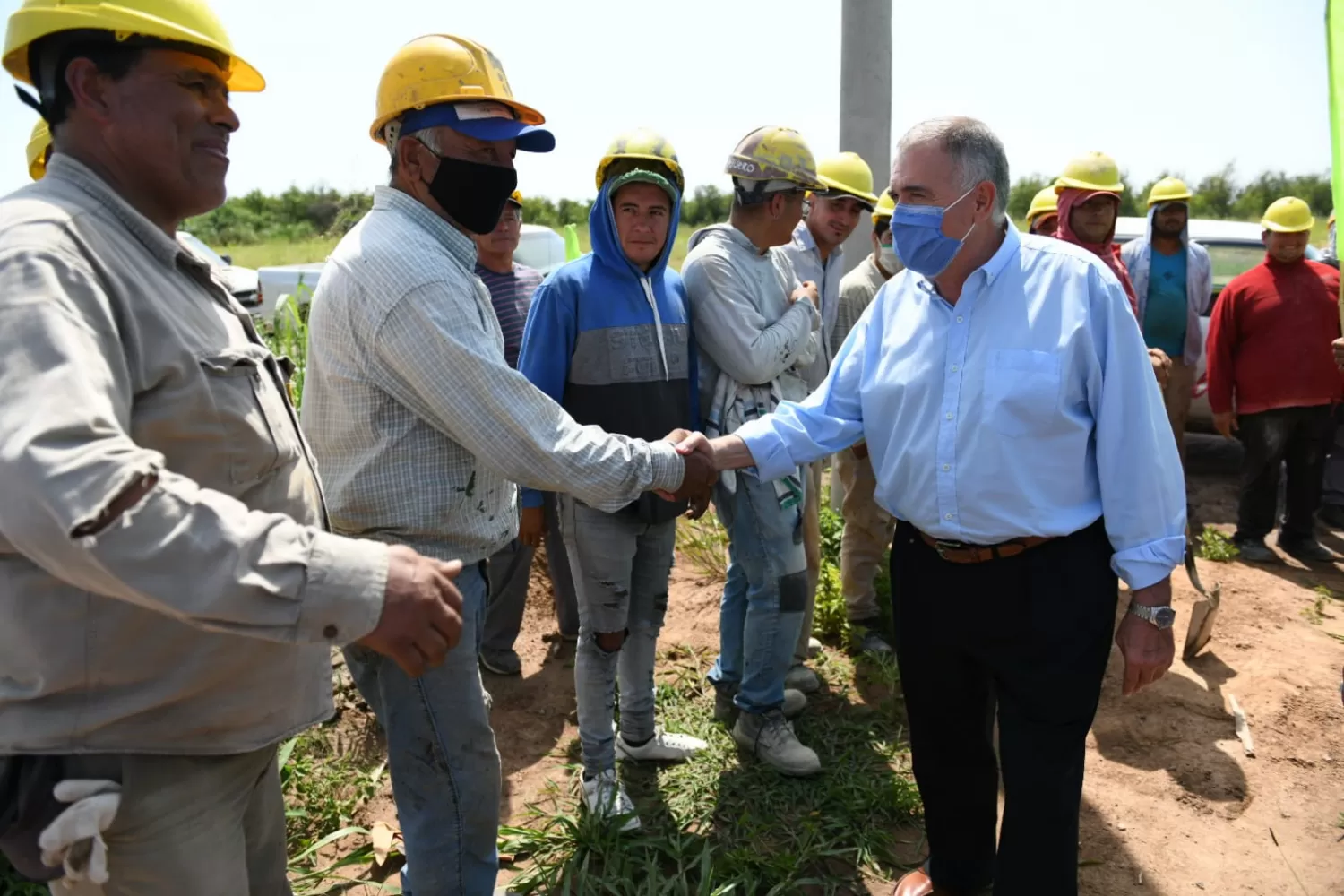 RECORRIDA OFICIAL. Jaldo saludo a los obreros que trabajan en el nuevo barrio de Villa Mariano Moreno. Foto: Prensa Gobernación