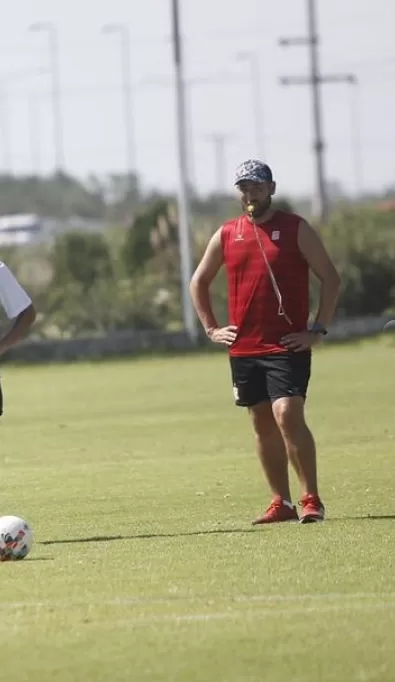 De Muner apuesta a sumar un centrodelantero de experiencia.  