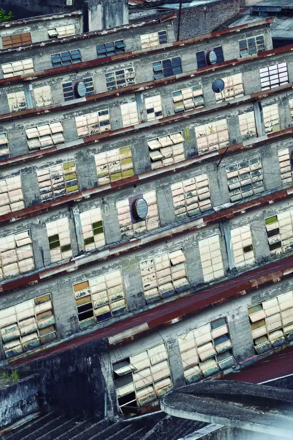 VENTANALES CERRADOS. Adentro, la estructura está inundada y aún no se ha podido hacer tareas para desagotarla.