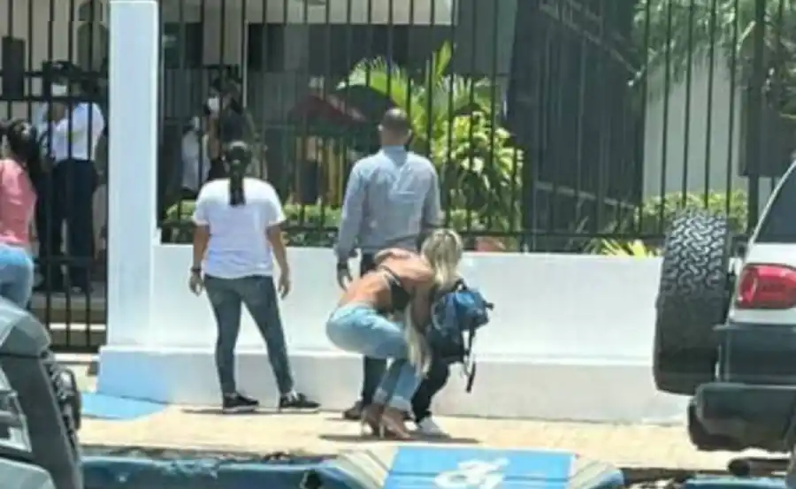 ASÍ FUE esta mamá a buscar a su hijo de 10 años. 