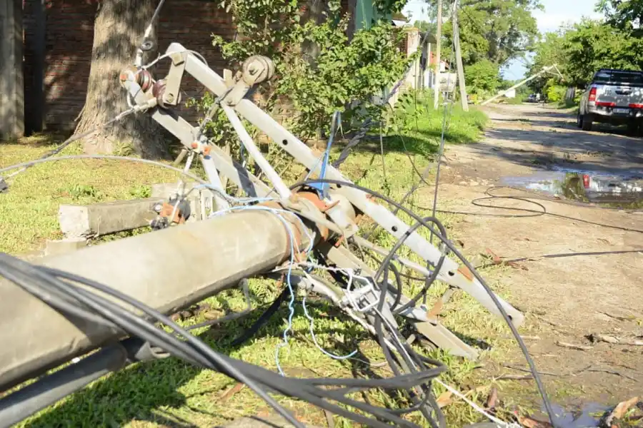 ALUMBRADO. Al menos una columna del suministro de energía eléctrica fue derribada por el viento.