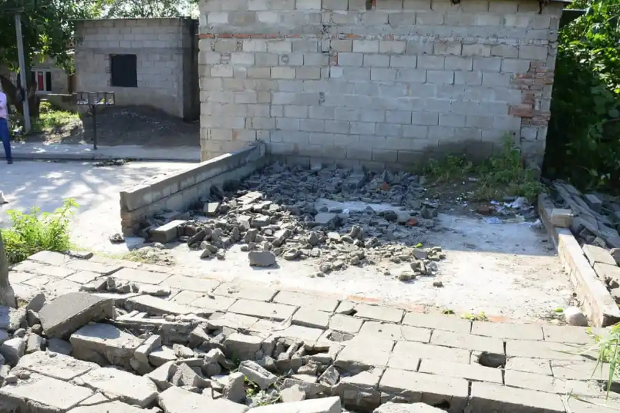 EN LOS TECHOS Y PAREDES. Las viviendas afectadas por el tornado en Concepción sufrieron daños estructurales.