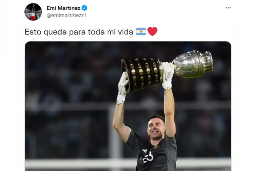 El festejo del ‘Dibu’ Martínez mientras entrevistaban a su rival