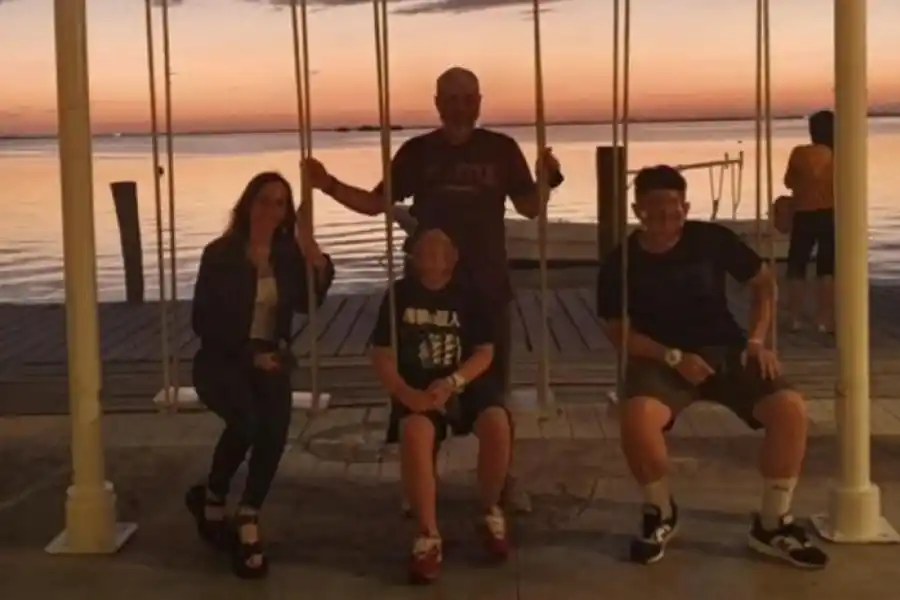 LA FOTO DE LA POLÉMICA. El funcionario de Desarrollo Social, Francisco Navarro, posa para la cámara junto al mar. 