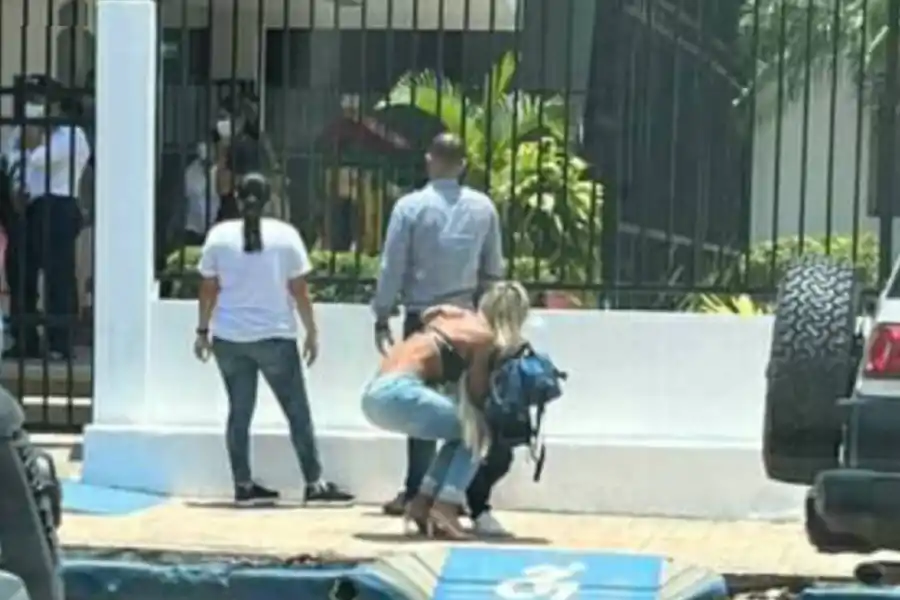 ASÍ FUE esta mamá a buscar a su hijo de 10 años. 