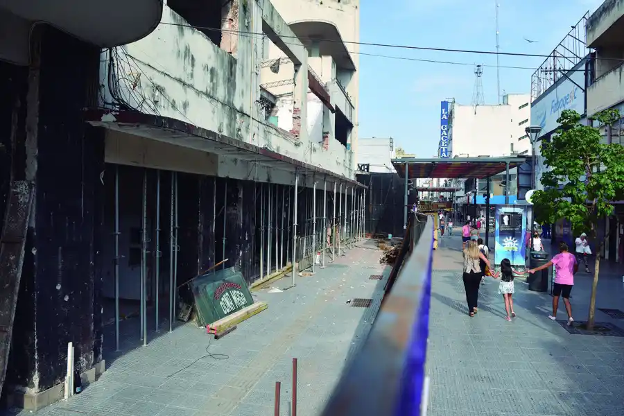 POR CALLE MENDOZA. La estructura estaba muy comprometida en Navidad, a causa de las lluvias, ya que el interior se ha filtrado.