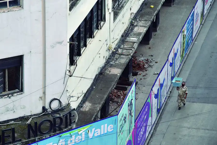 SOPORTÓ EL RECIENTE TEMBLOR. Como siguen las lluvias y el depósito del sótano está inundado, se aplican más medidas preventivas. 