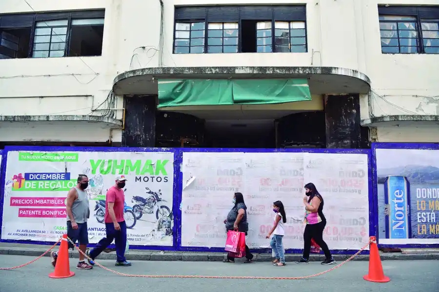 BAJO RIESGO. La vida urbana sigue mientras el viejo mercado agoniza en silencio.