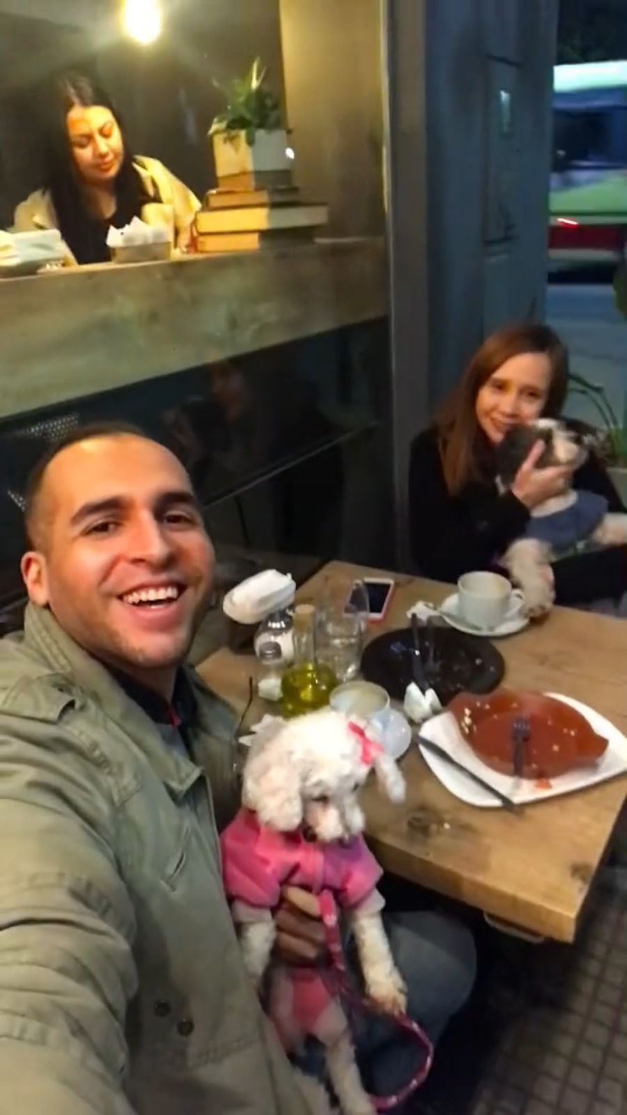 SALIDA DE A CUATRO.Lourdes y Franco disfrutan con sus dos mascotas. 