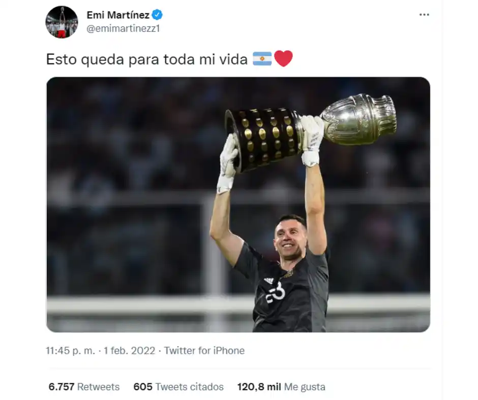 El festejo del ‘Dibu’ Martínez mientras entrevistaban a su rival