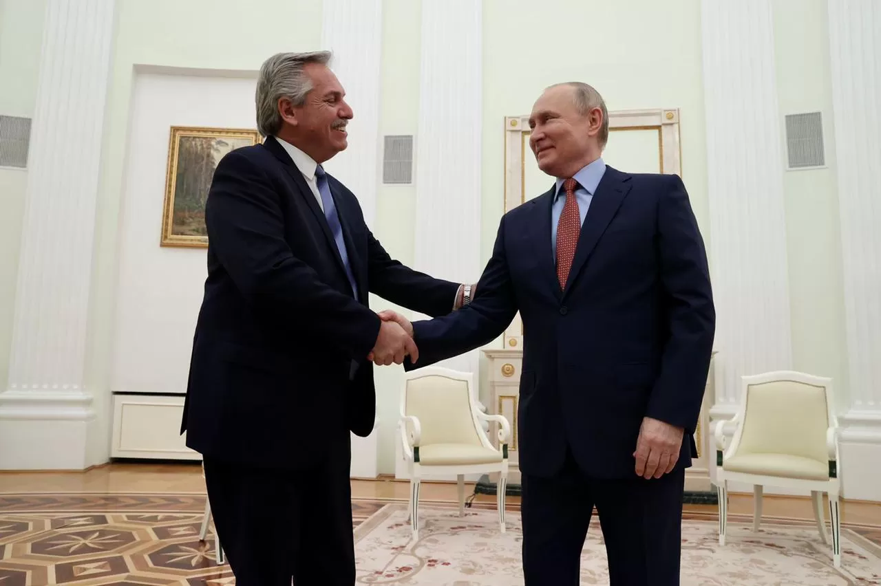 EN RUSIA. Alberto Fernández estrecha la mano de Vladimir Putin. Foto: Presidencia de la Nación