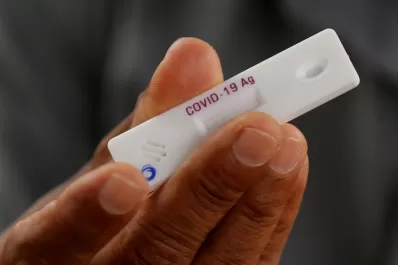 En las sucursales de una cadena farmacéutica se quedaron sin autotest para covid-19