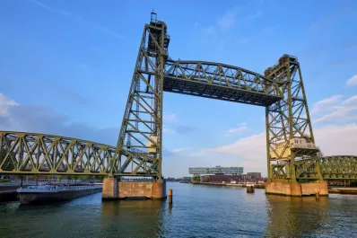 El enorme yate de Jeff Bezos: desmontarán un puente