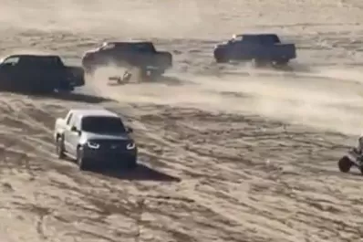 Detienen a un conductor que atropelló a un motociclista durante una picada en Pinamar