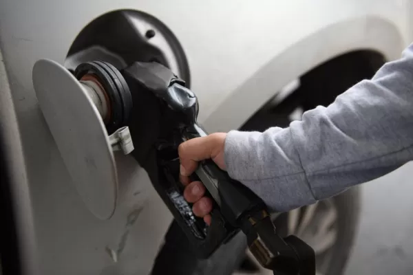 Los precios de los combustibles suben entre 9,5% y 11,5% desde la medianoche