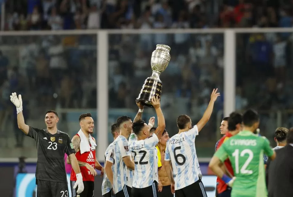 CON LA COPA. El festejo con la Copa América en el Kempes luego del triunfo contra Colombia fue un obsequio para el público cordobés, pero también puede ser un indicio de triunfalismo que es mejor evitar. 