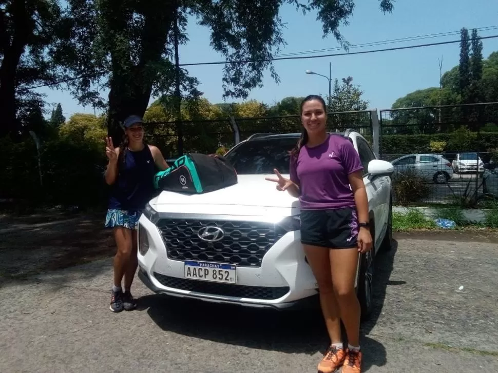 INTERNACIONAL. La camioneta de Susan (izquierda) y Heydi se destaca en la vereda del club por tener patente paraguaya. LA GACETA / FOTO DE MARIANA APUD