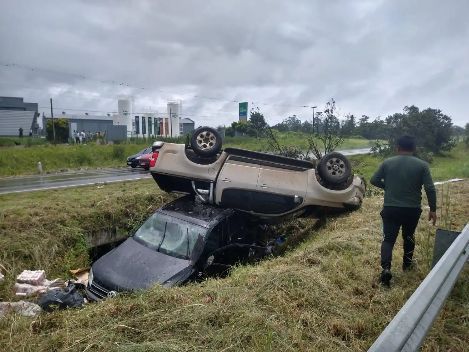 Una camioneta terminó arriba de otra en un accidente en Los Nogales
