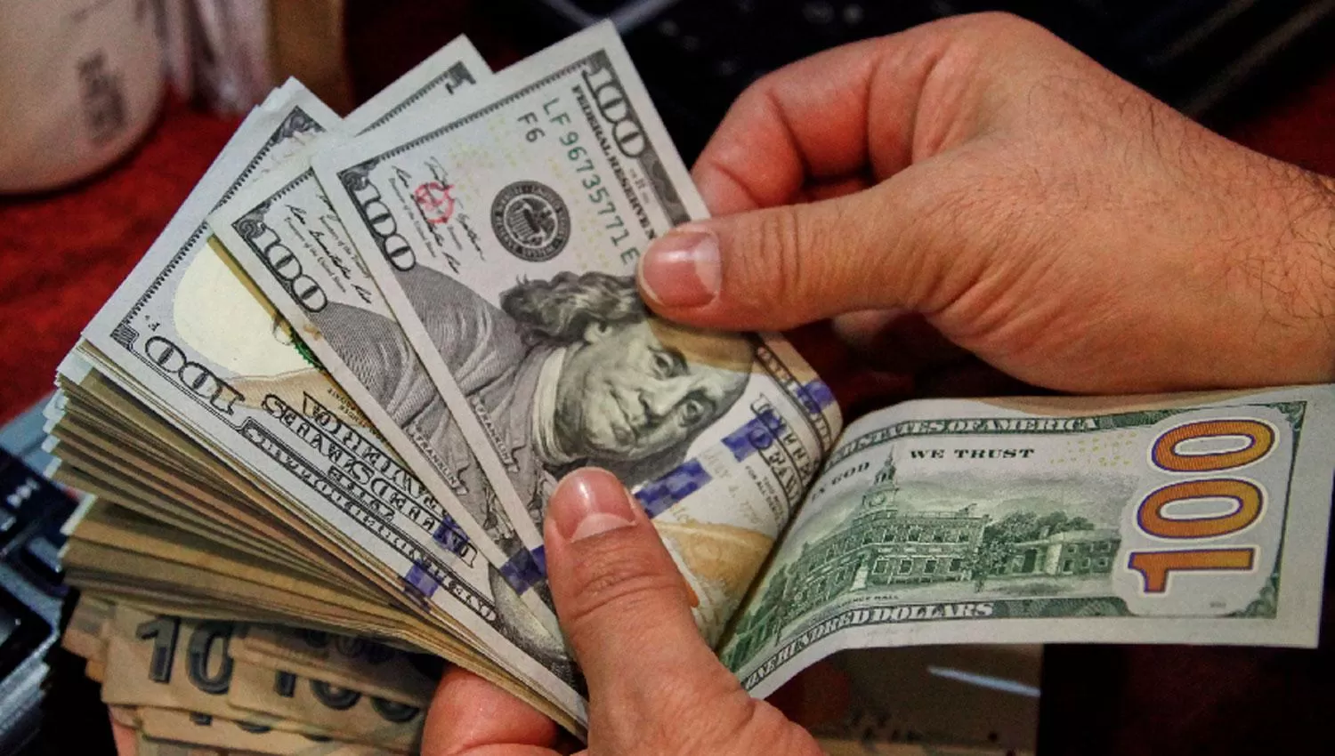 El dólar blue desciende y se negocia en $ 214 en la City tucumana