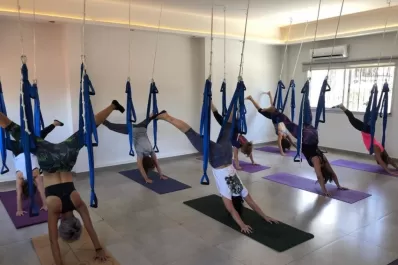 Aeroyoga, un movimiento que juega en las alturas