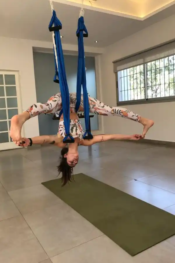 FLEXIBILIDAD. La profesora Huilen Piorno realizando una de las posturas.