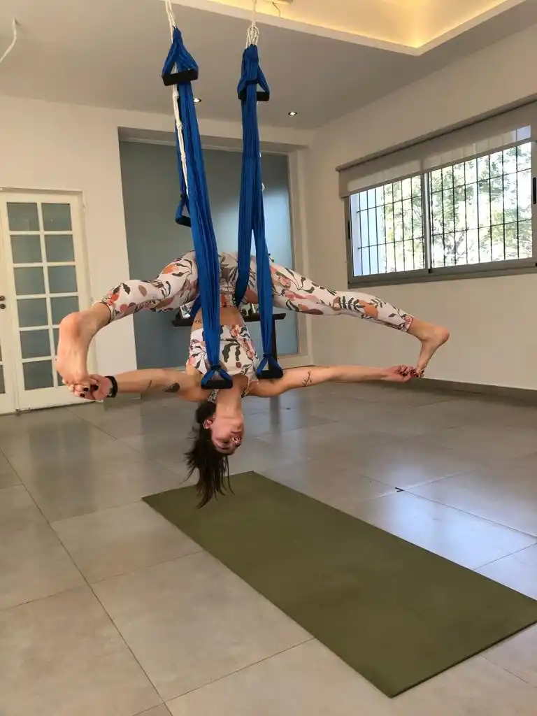 FLEXIBILIDAD. La profesora Huilen Piorno realizando una de las posturas.